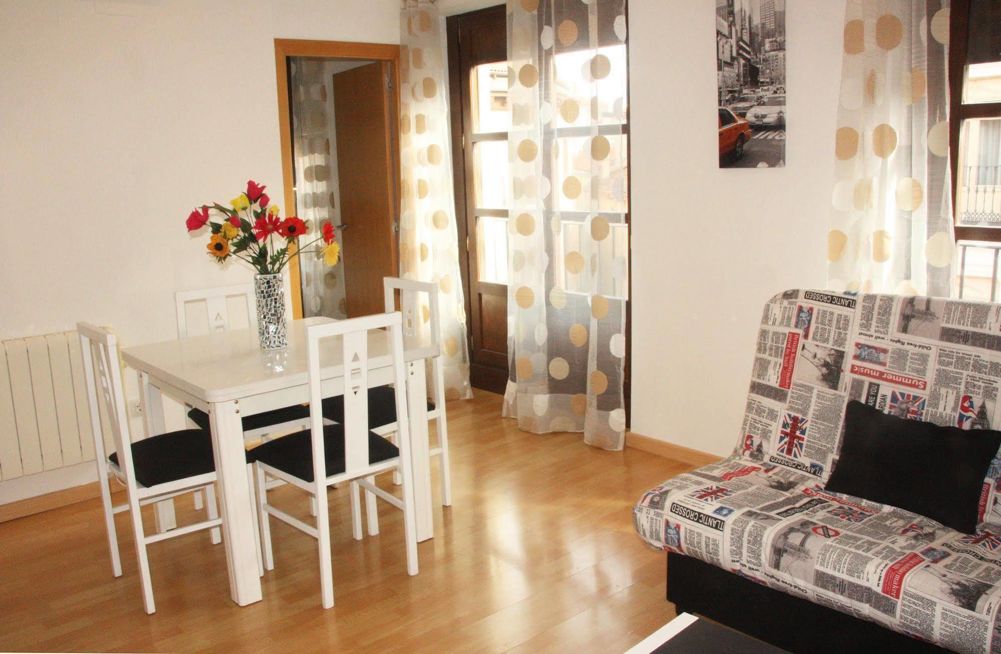 סרגוסה Dos Torres Pilar Suites- Balcones Con Vistas A La Ciudad מראה חיצוני תמונה